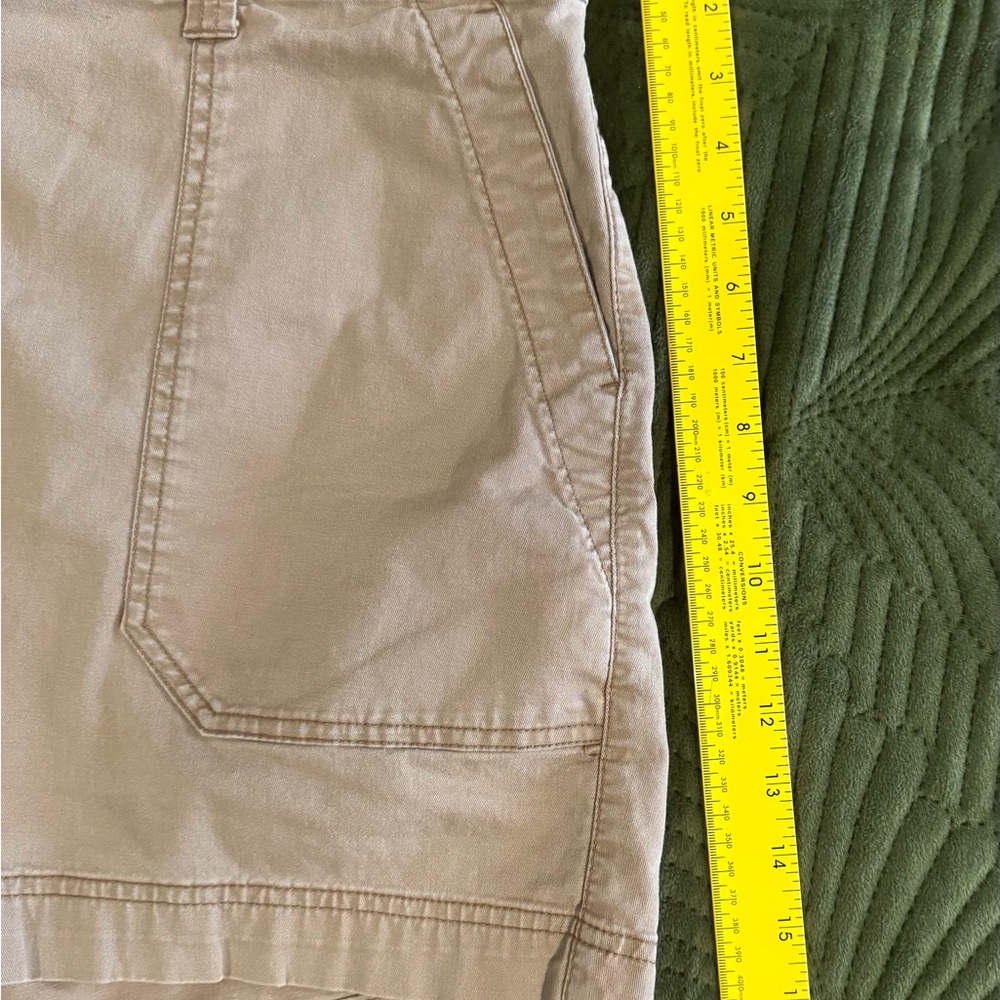 Old Navy Tan Beige Utility Cotton Chino Shorts, Women's XL, 4.5" Inseam - Picture 5 of 6